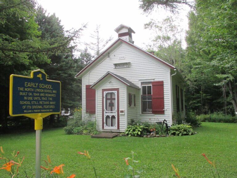 NYS historical marker for early schoolhouse.