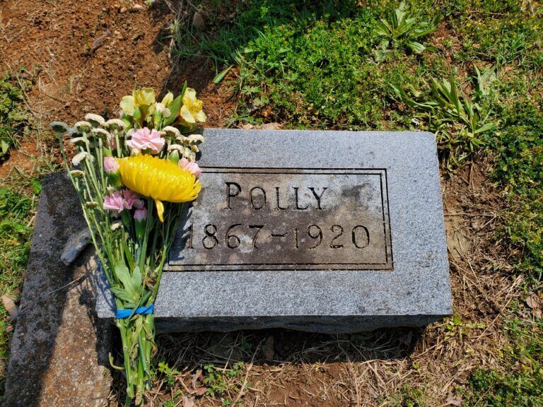 Grave marker for Polly, the parrot. West Plains, Missouri.